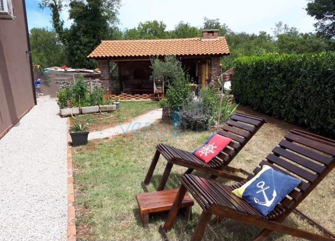 Otok Krk, okolica, hiša z dvema apartmajema, bazenom in pogledom na morje, prodamo
