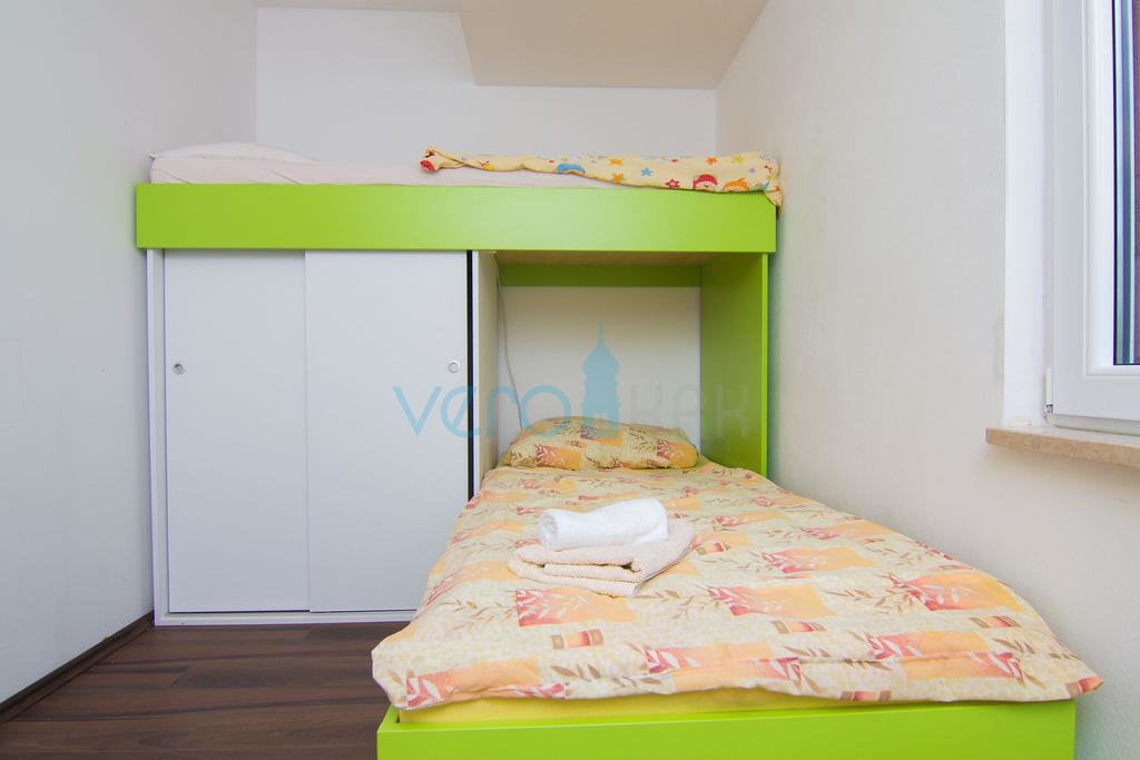 Otok Krk, okolica, hiša z dvema apartmajema, bazenom in pogledom na morje, prodamo