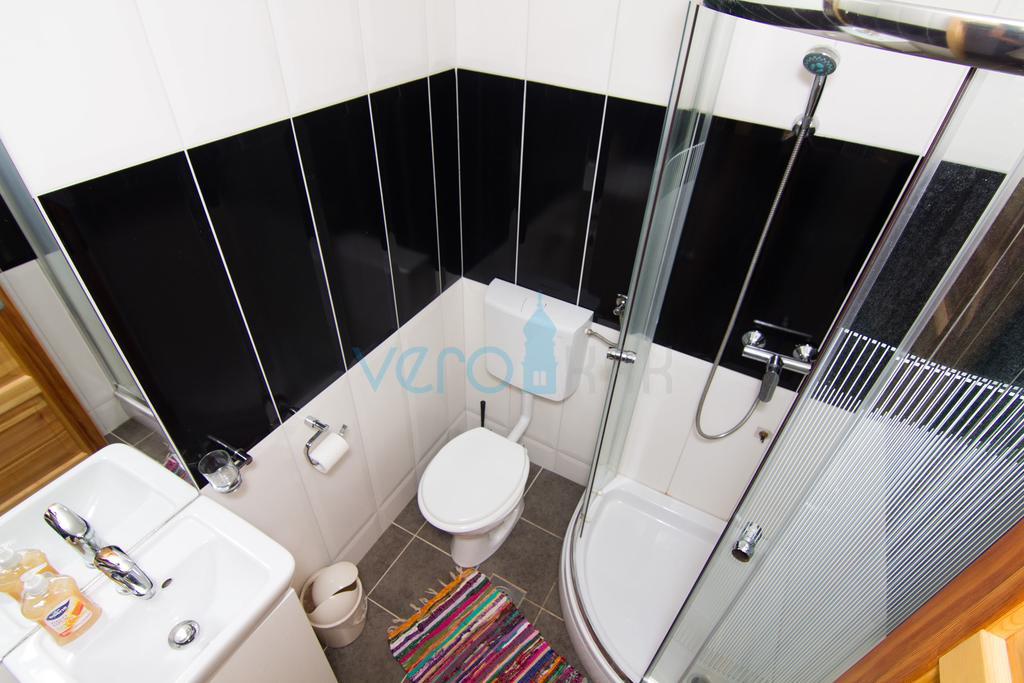 Otok Krk, okolica, hiša z dvema apartmajema, bazenom in pogledom na morje, prodamo