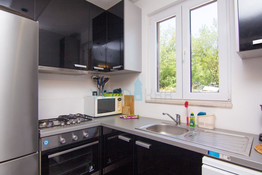 Otok Krk, okolica, hiša z dvema apartmajema, bazenom in pogledom na morje, prodamo