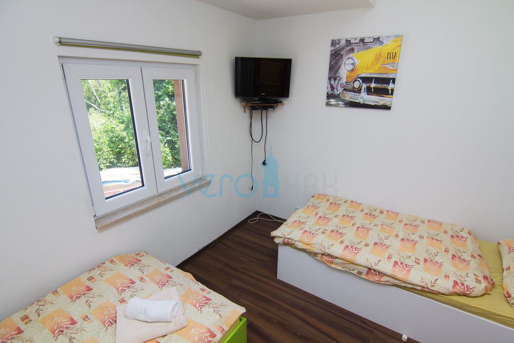 Otok Krk, okolica, hiša z dvema apartmajema, bazenom in pogledom na morje, prodamo