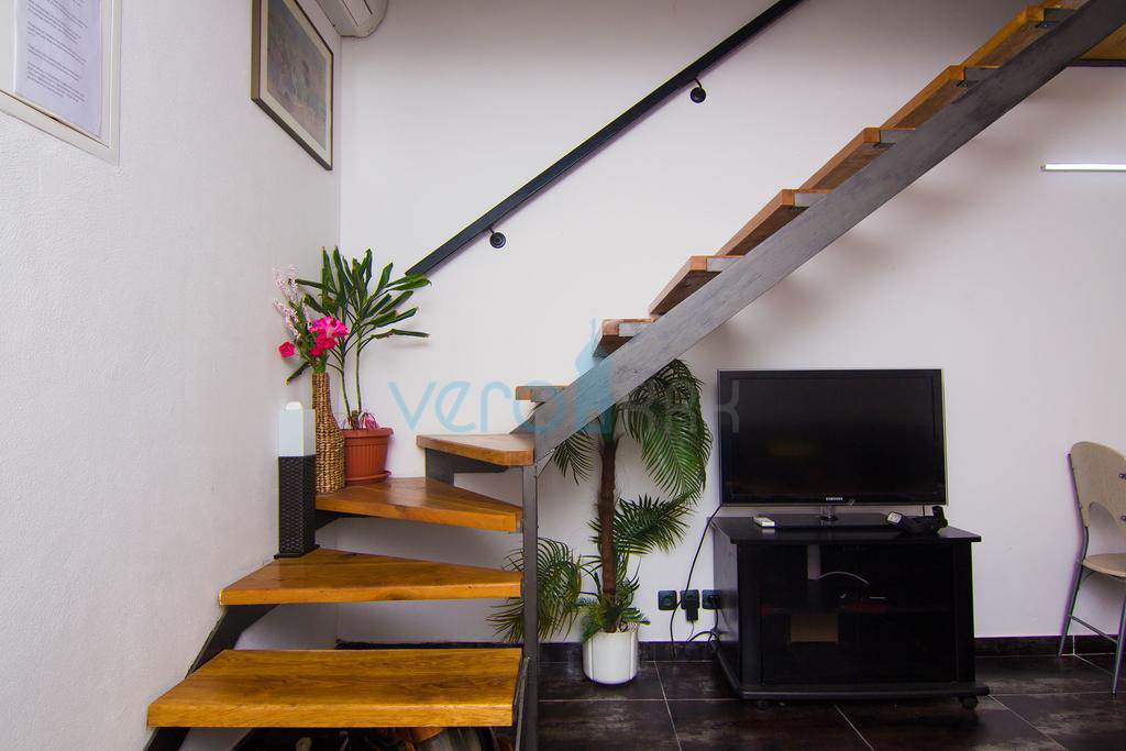 Otok Krk, okolica, hiša z dvema apartmajema, bazenom in pogledom na morje, prodamo