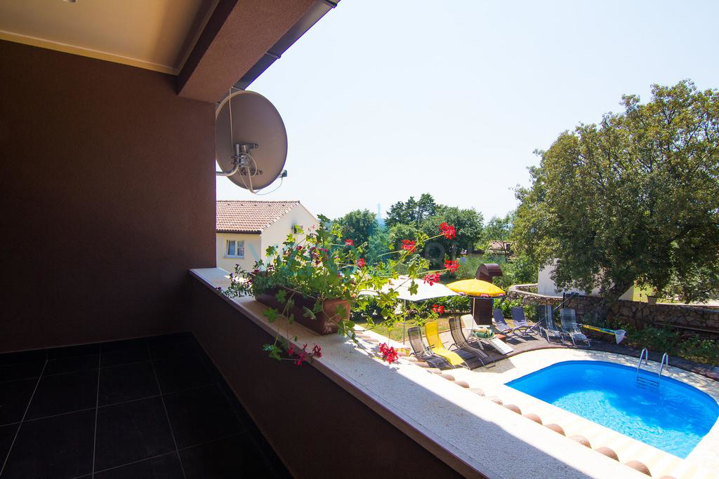 Otok Krk, okolica, hiša z dvema apartmajema, bazenom in pogledom na morje, prodamo