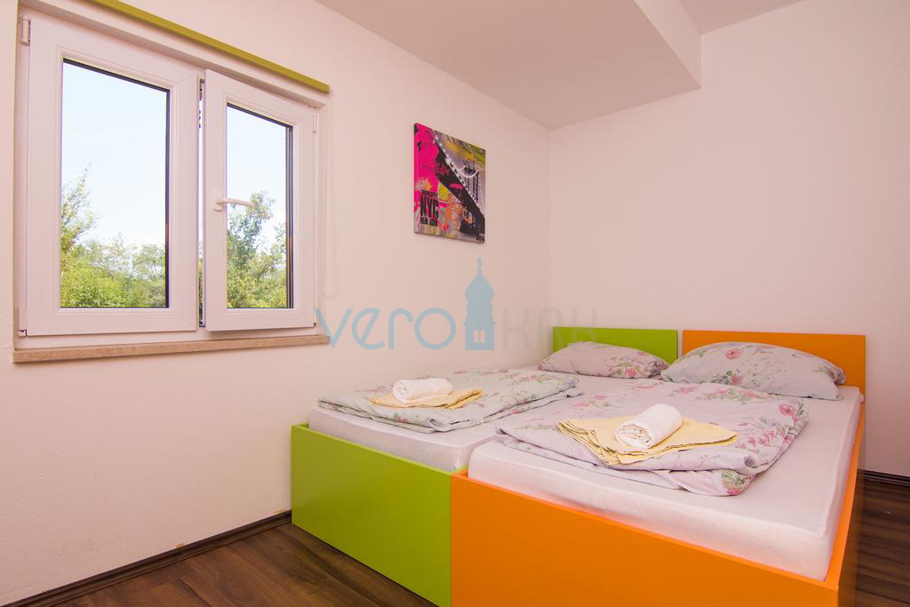 Otok Krk, okolica, hiša z dvema apartmajema, bazenom in pogledom na morje, prodamo