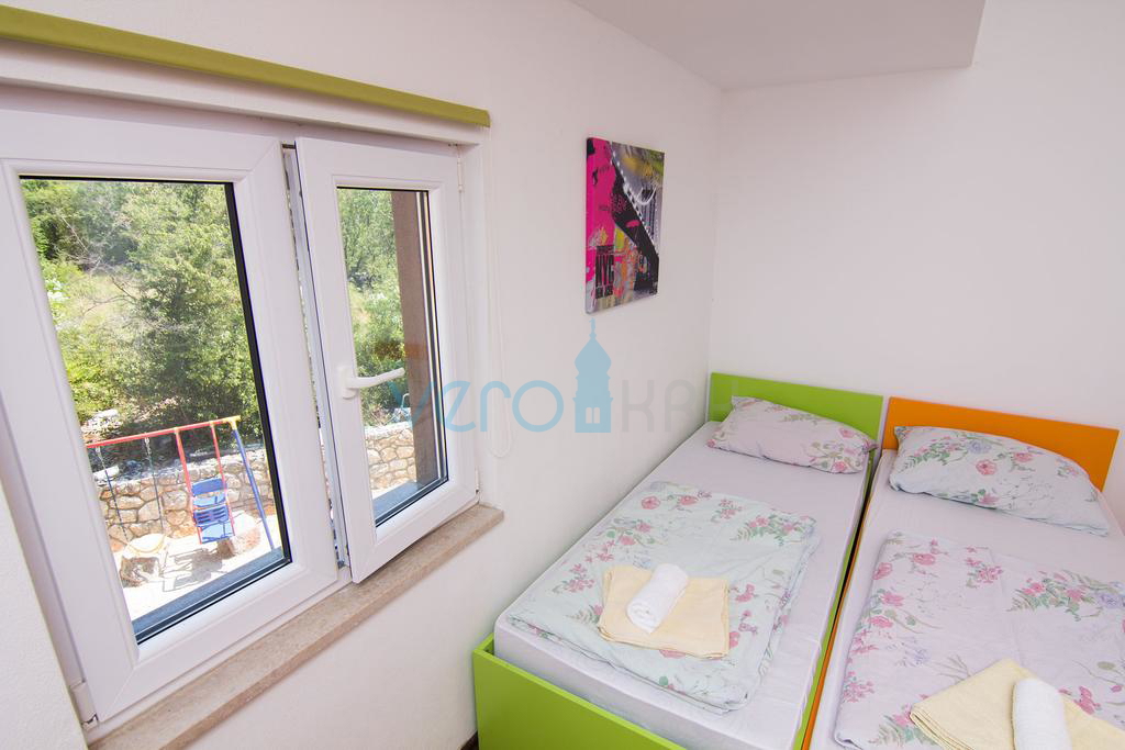 Otok Krk, okolica, hiša z dvema apartmajema, bazenom in pogledom na morje, prodamo