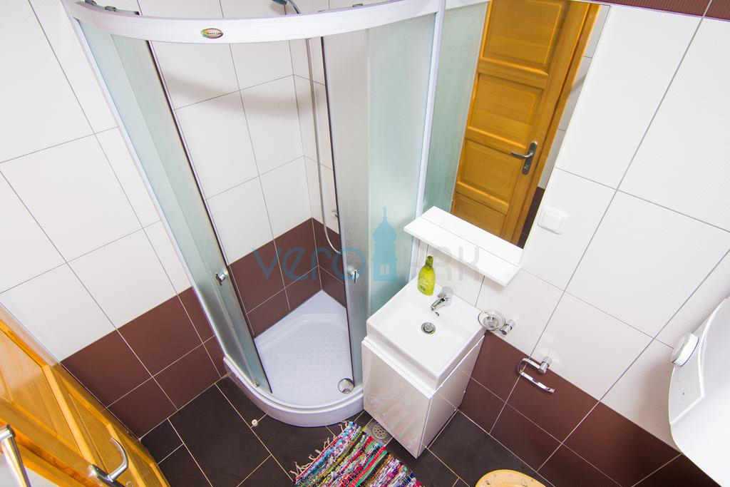 Otok Krk, okolica, hiša z dvema apartmajema, bazenom in pogledom na morje, prodamo