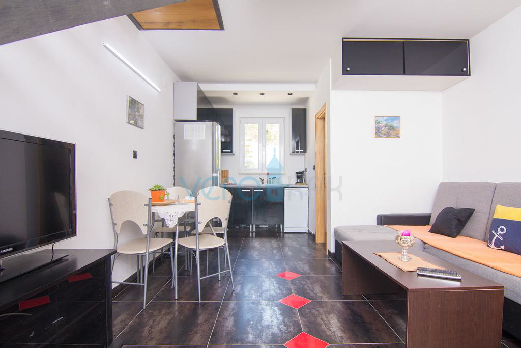 Otok Krk, okolica, hiša z dvema apartmajema, bazenom in pogledom na morje, prodamo