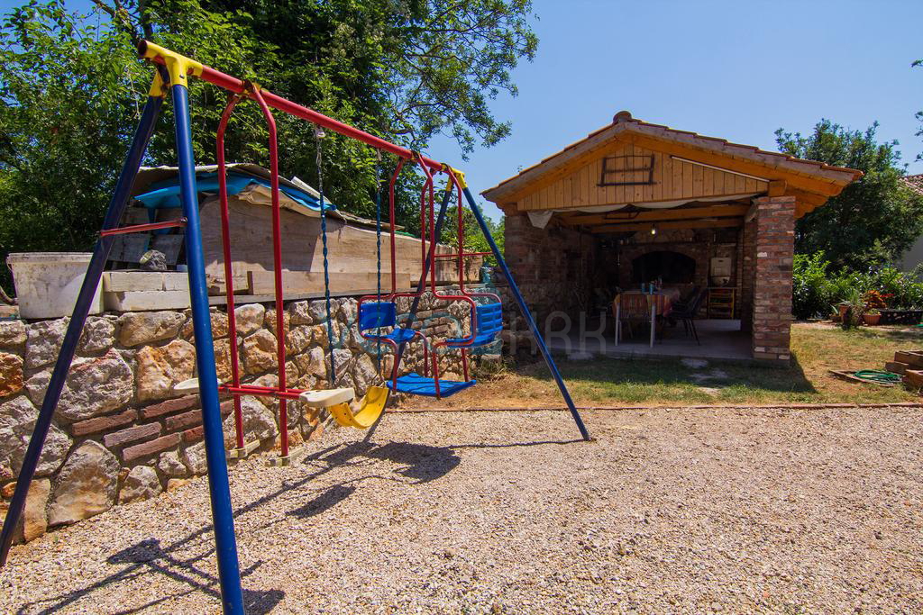 Otok Krk, okolica, hiša z dvema apartmajema, bazenom in pogledom na morje, prodamo
