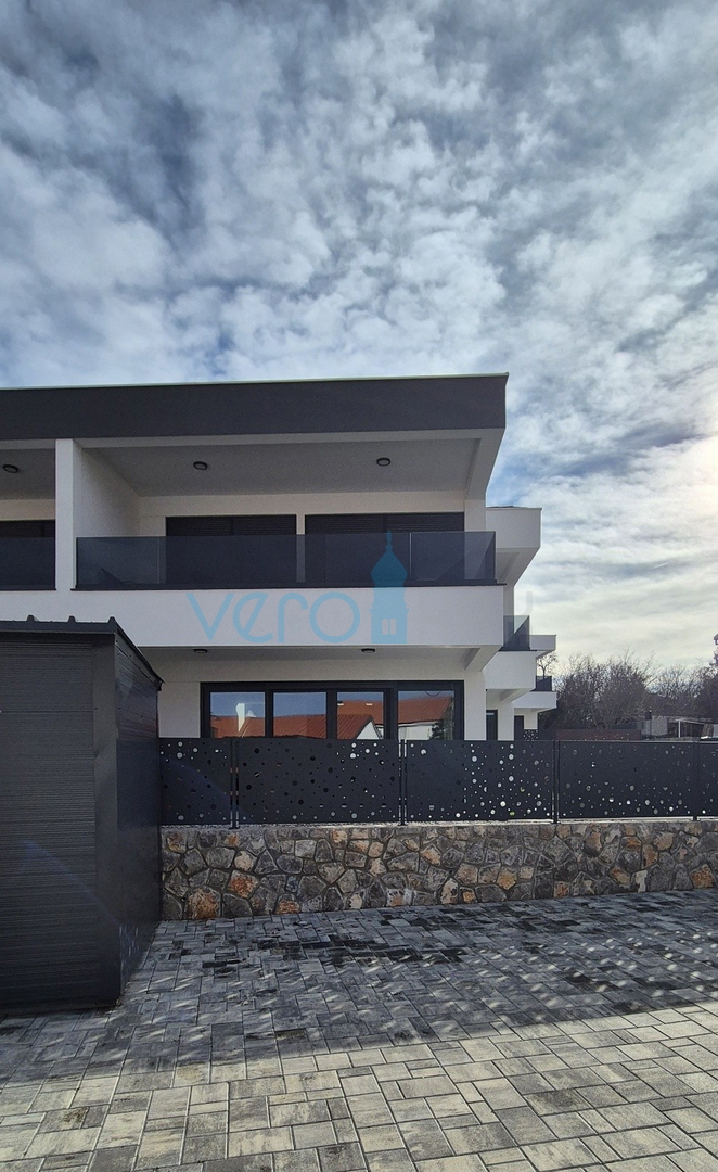 Otok Krk, Malinska, moderna dvojna hiša s bazenom, vrt, razgled, prodaja