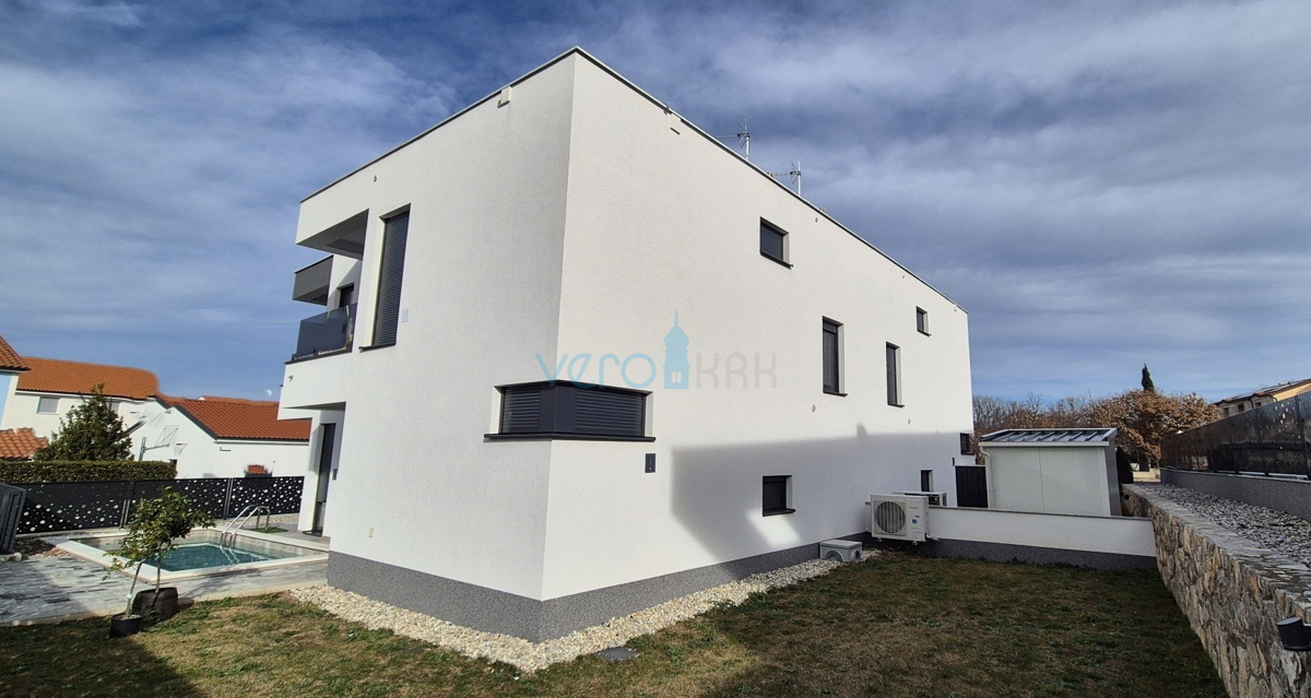 Otok Krk, Malinska, moderna dvojna hiša s bazenom, vrt, razgled, prodaja