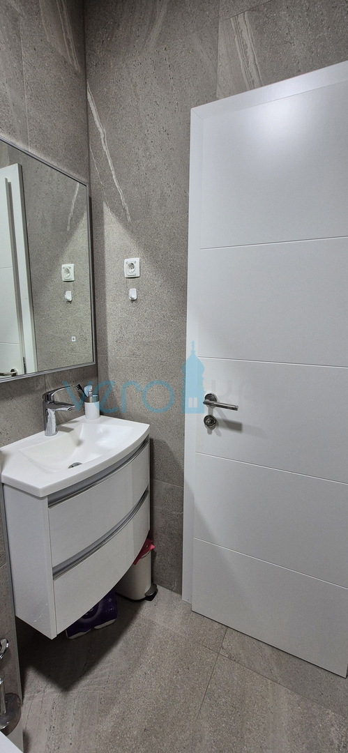 Otok Krk, Malinska, moderna dvojna hiša s bazenom, vrt, razgled, prodaja