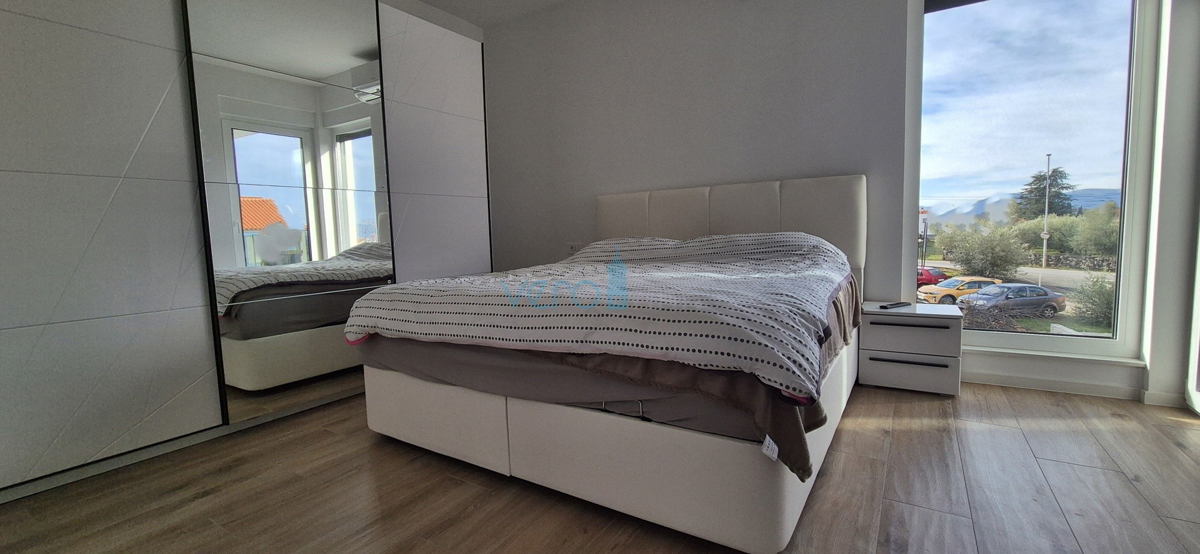 Otok Krk, Malinska, moderna dvojna hiša s bazenom, vrt, razgled, prodaja