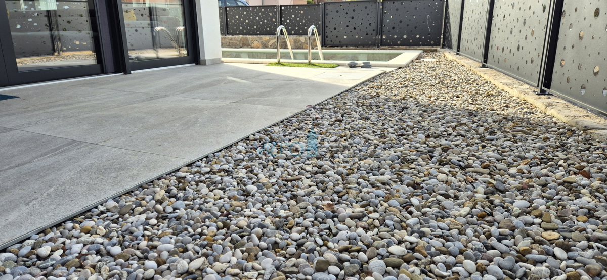 Otok Krk, Malinska, moderna dvojna hiša s bazenom, vrt, razgled, prodaja