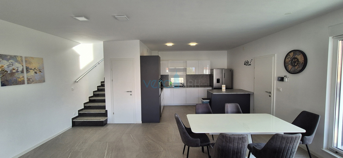 Otok Krk, Malinska, moderna dvojna hiša s bazenom, vrt, razgled, prodaja