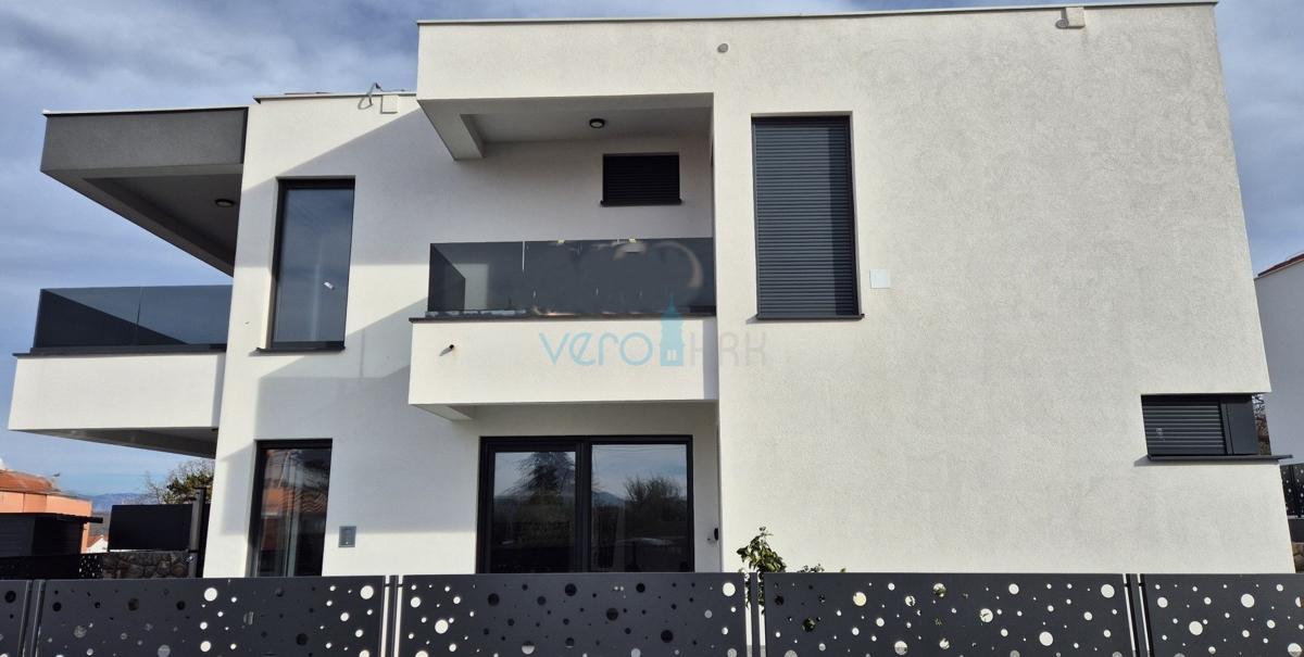 Otok Krk, Malinska, moderna dvojna hiša s bazenom, vrt, razgled, prodaja