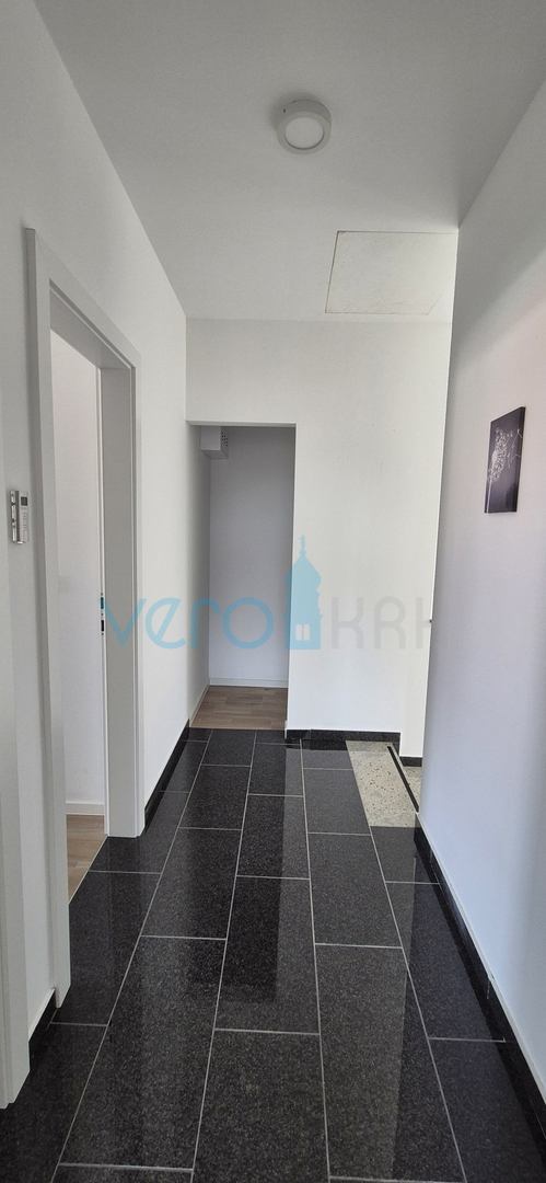 Otok Krk, Malinska, moderna dvojna hiša s bazenom, vrt, razgled, prodaja