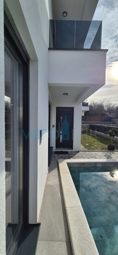 Otok Krk, Malinska, moderna dvojna hiša s bazenom, vrt, razgled, prodaja