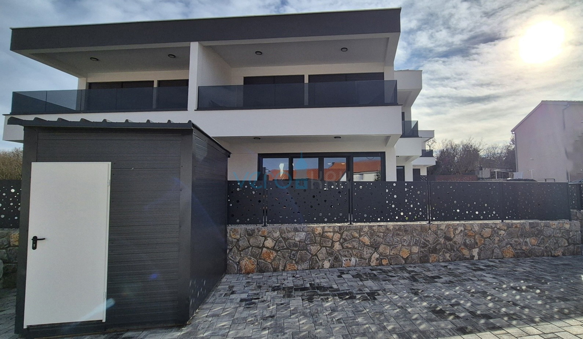 Otok Krk, Malinska, moderna dvojna hiša s bazenom, vrt, razgled, prodaja