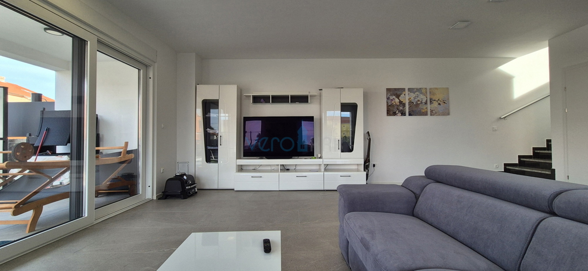 Otok Krk, Malinska, moderna dvojna hiša s bazenom, vrt, razgled, prodaja