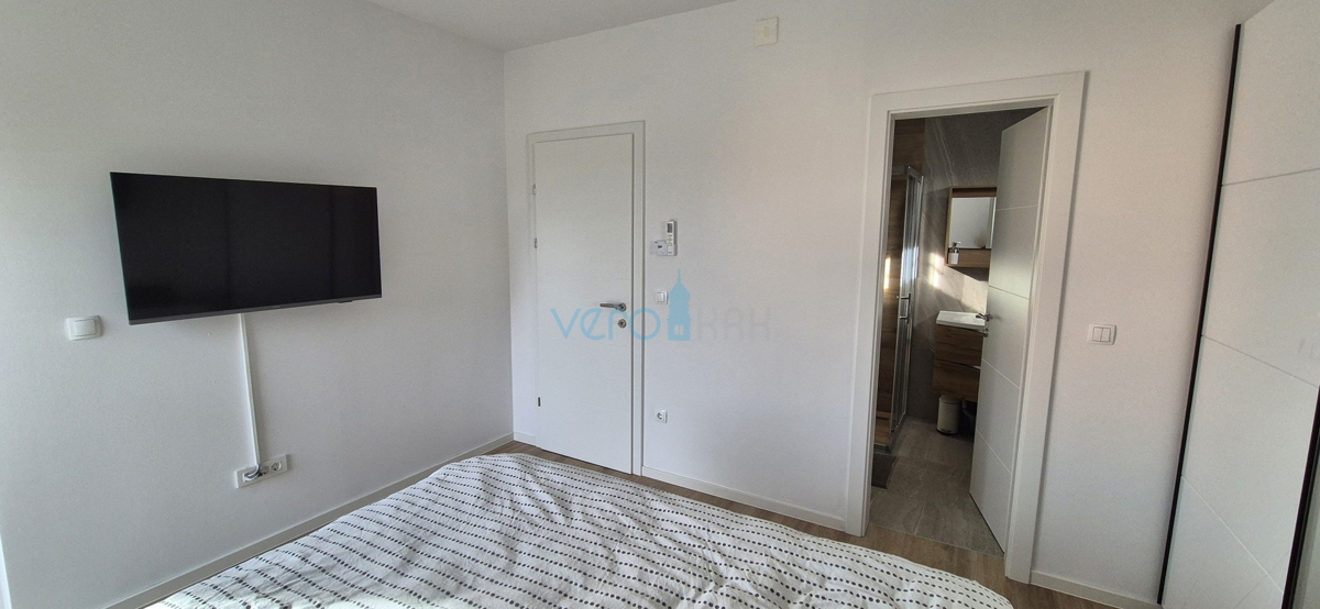 Otok Krk, Malinska, moderna dvojna hiša s bazenom, vrt, razgled, prodaja