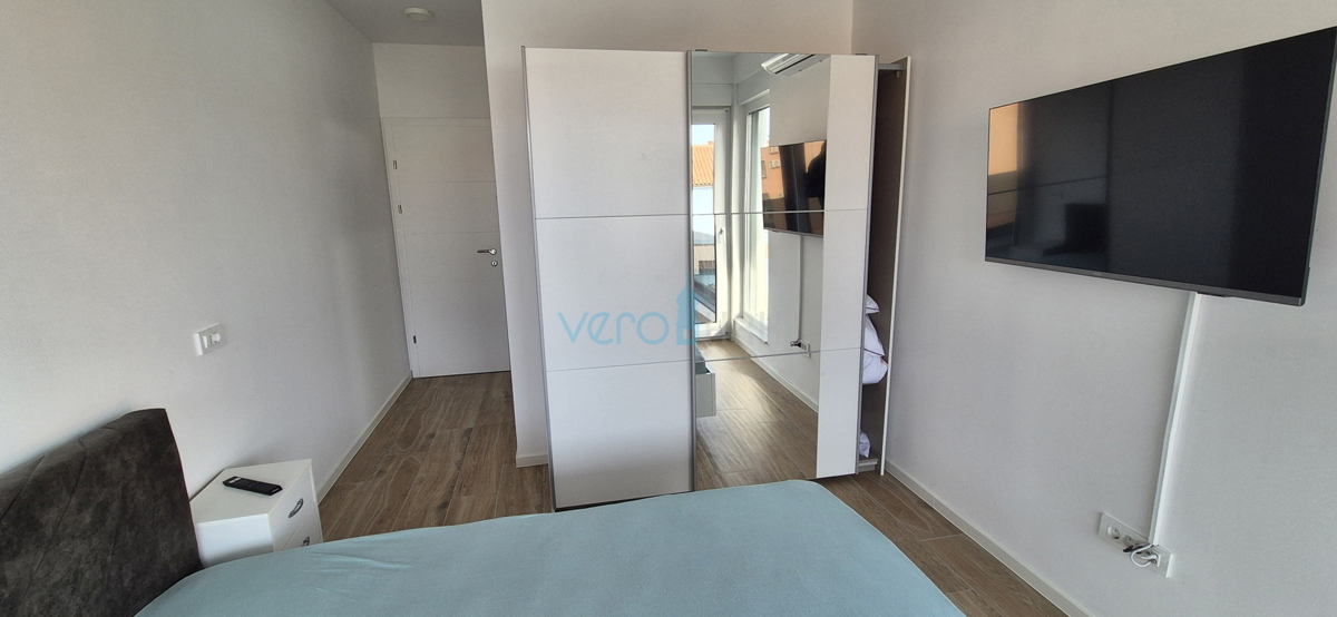 Otok Krk, Malinska, moderna dvojna hiša s bazenom, vrt, razgled, prodaja