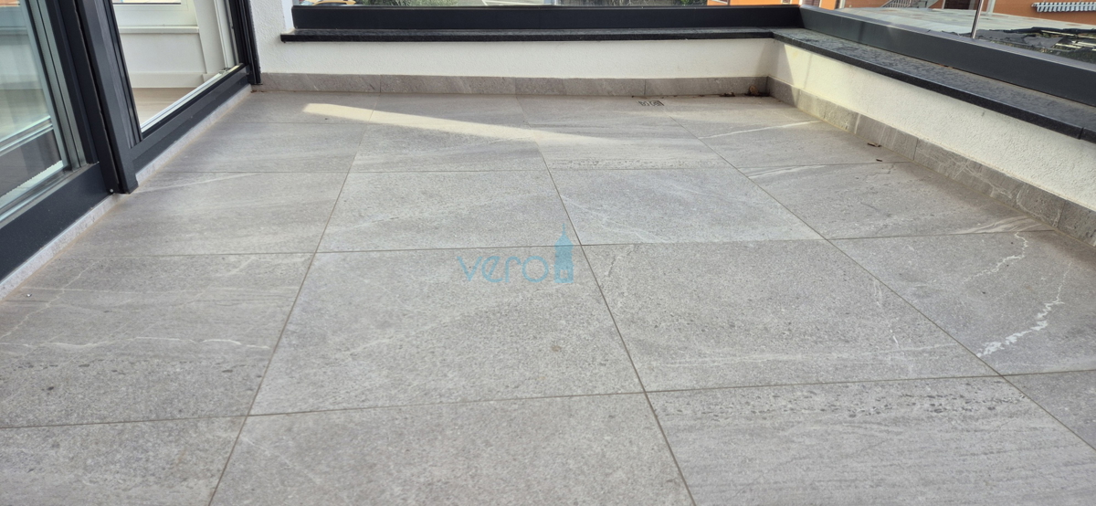 Otok Krk, Malinska, moderna dvojna hiša s bazenom, vrt, razgled, prodaja