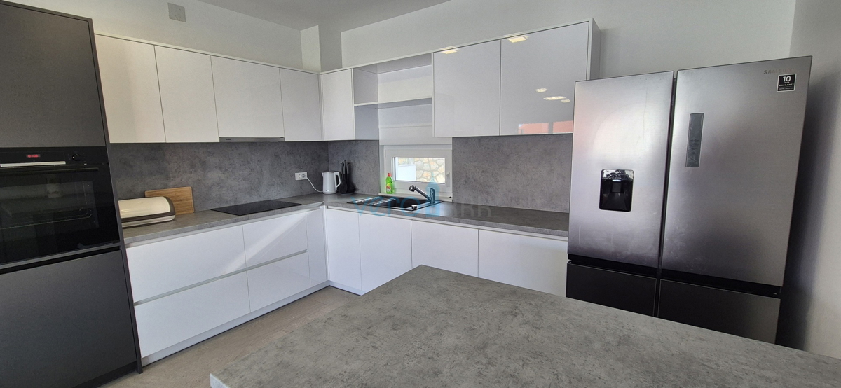 Otok Krk, Malinska, moderna dvojna hiša s bazenom, vrt, razgled, prodaja