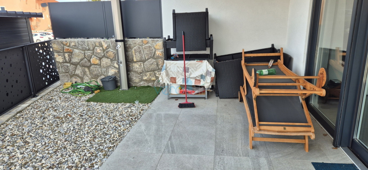 Otok Krk, Malinska, moderna dvojna hiša s bazenom, vrt, razgled, prodaja