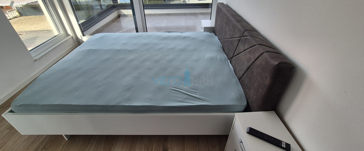 Otok Krk, Malinska, moderna dvojna hiša s bazenom, vrt, razgled, prodaja