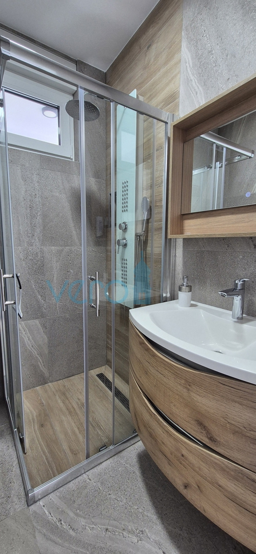 Otok Krk, Malinska, moderna dvojna hiša s bazenom, vrt, razgled, prodaja