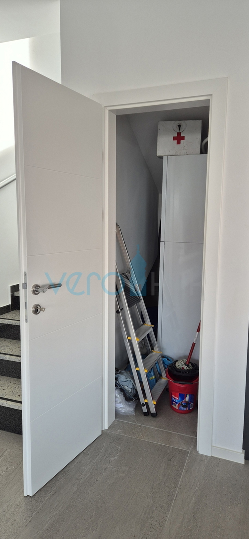 Otok Krk, Malinska, moderna dvojna hiša s bazenom, vrt, razgled, prodaja