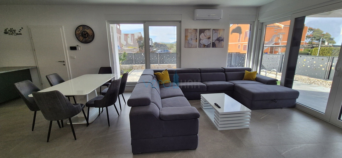 Otok Krk, Malinska, moderna dvojna hiša s bazenom, vrt, razgled, prodaja