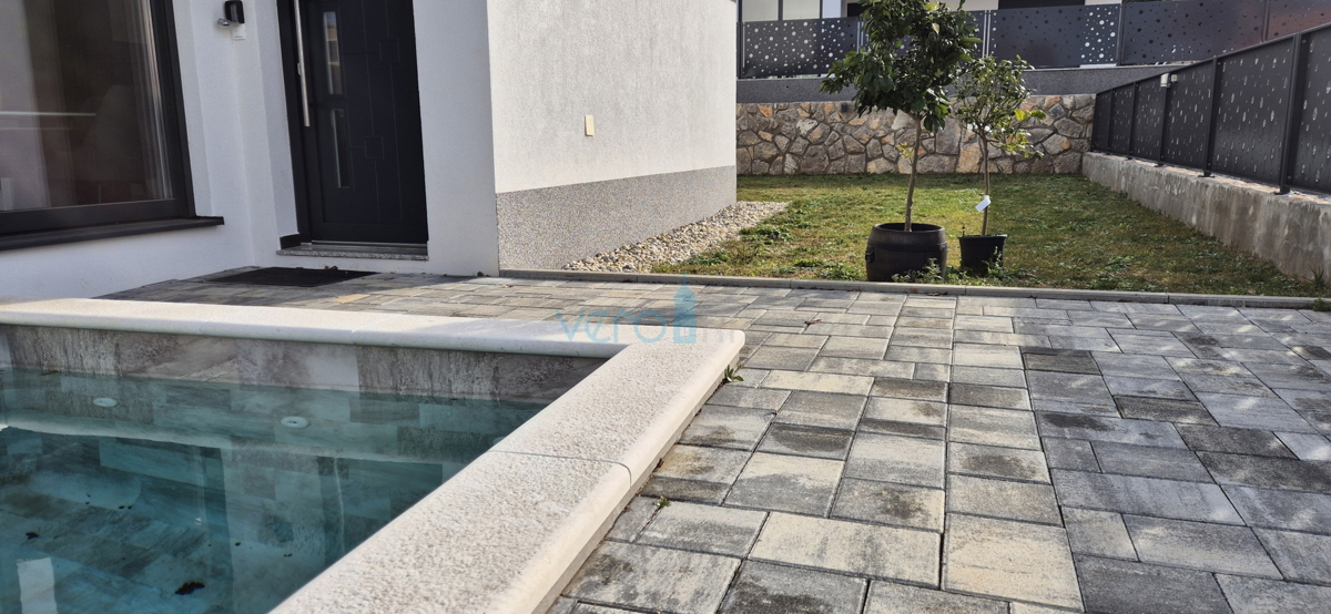 Otok Krk, Malinska, moderna dvojna hiša s bazenom, vrt, razgled, prodaja