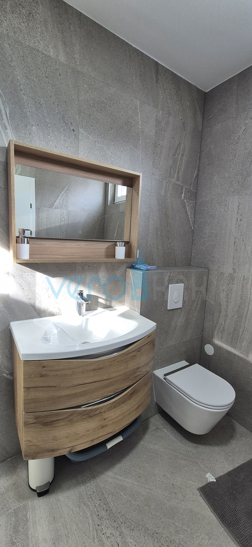 Otok Krk, Malinska, moderna dvojna hiša s bazenom, vrt, razgled, prodaja