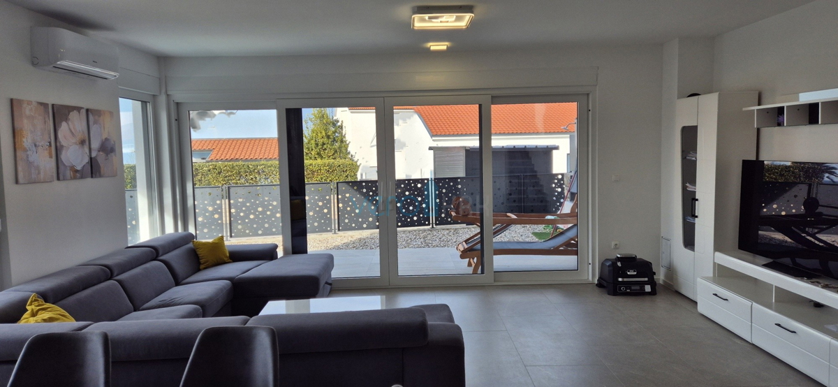 Otok Krk, Malinska, moderna dvojna hiša s bazenom, vrt, razgled, prodaja