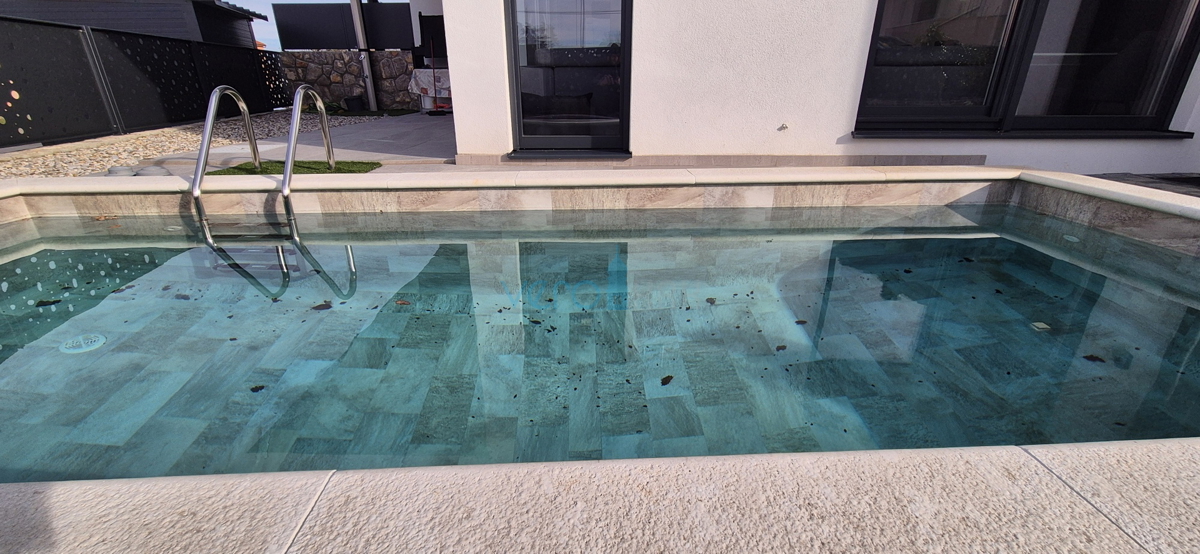 Otok Krk, Malinska, moderna dvojna hiša s bazenom, vrt, razgled, prodaja