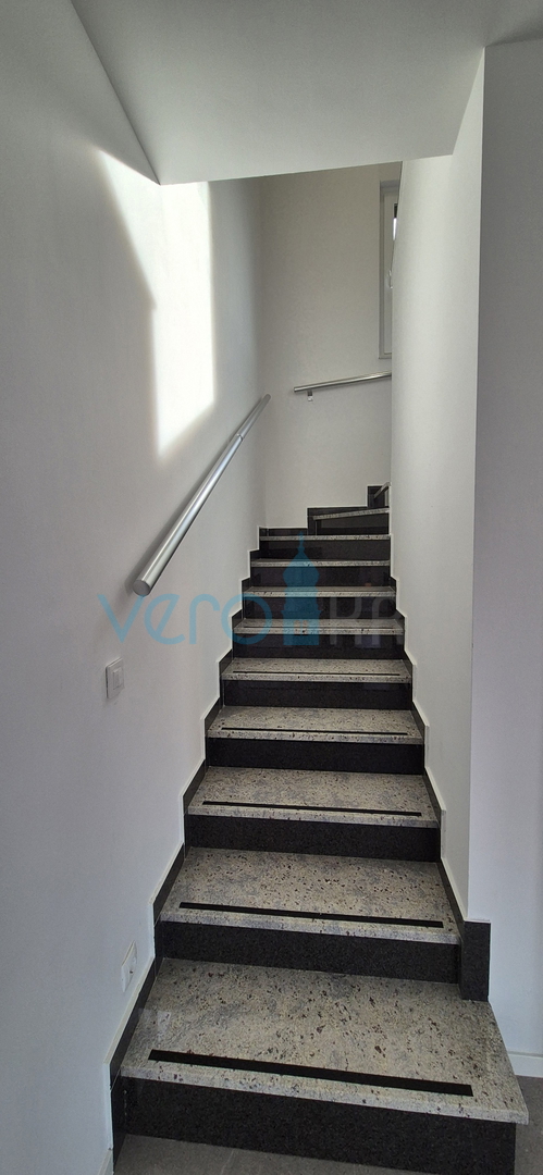 Otok Krk, Malinska, moderna dvojna hiša s bazenom, vrt, razgled, prodaja