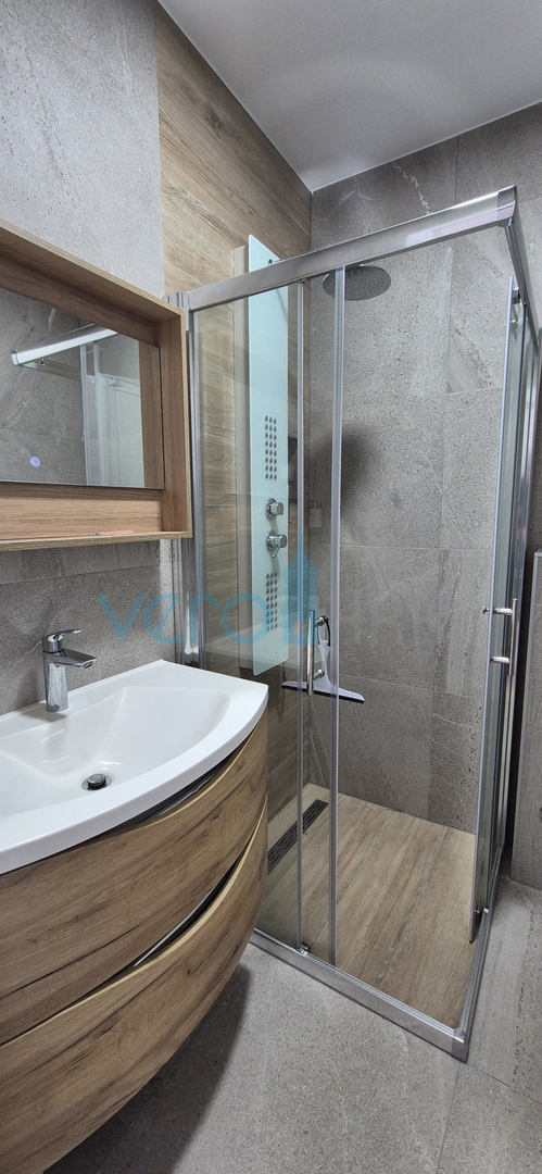 Otok Krk, Malinska, moderna dvojna hiša s bazenom, vrt, razgled, prodaja