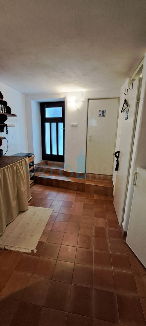 Otok Krk, Omišalj, šarmantna vrstna hiša v stari mestni jedri, pogled, prodaja