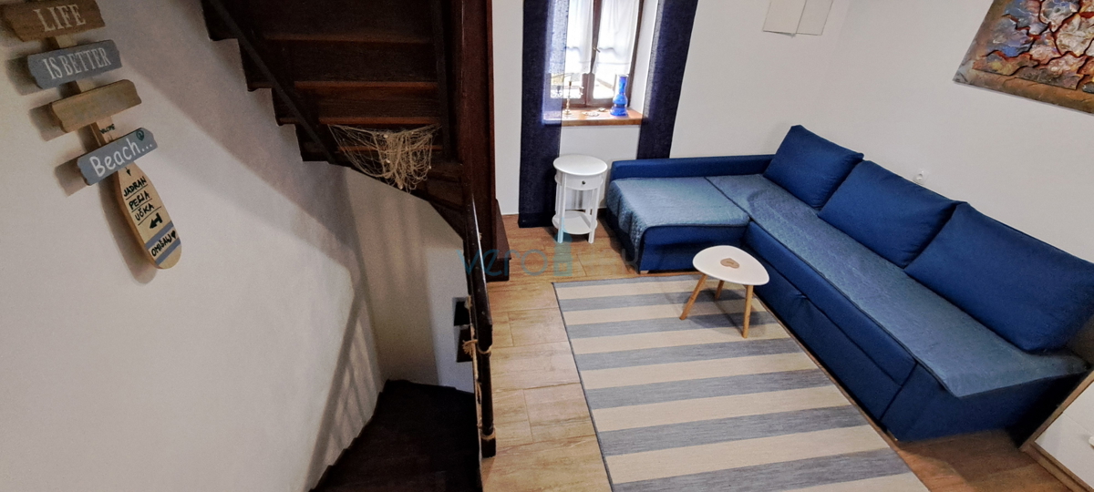 Otok Krk, Omišalj, šarmantna vrstna hiša v stari mestni jedri, pogled, prodaja