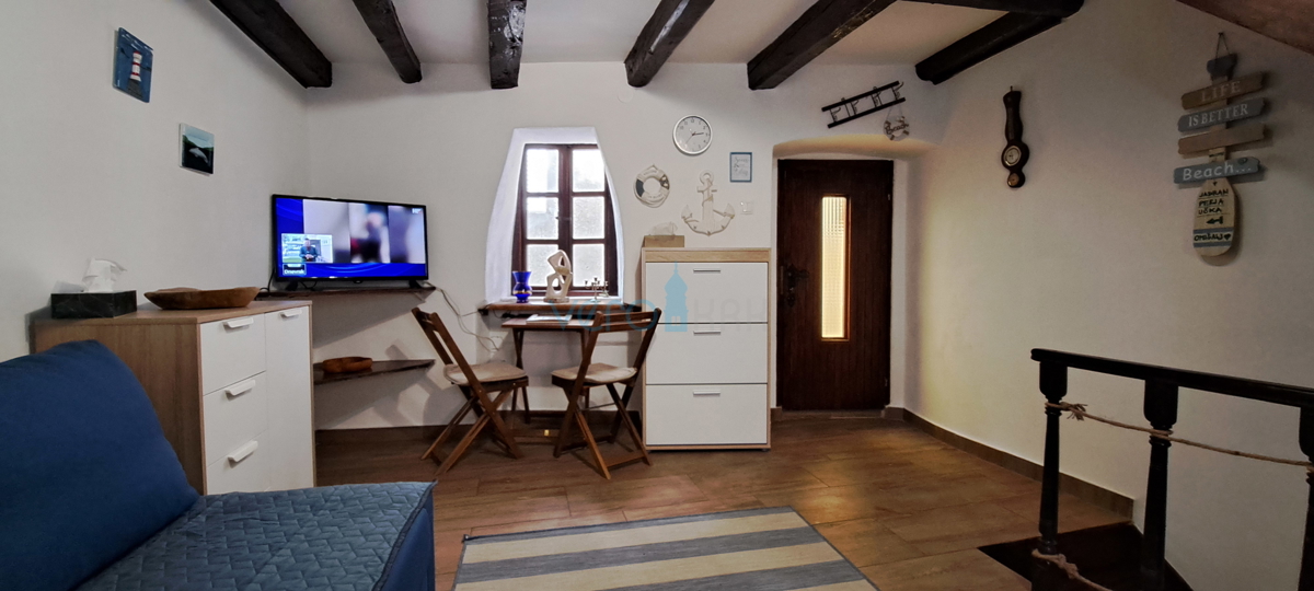 Otok Krk, Omišalj, šarmantna vrstna hiša v stari mestni jedri, pogled, prodaja