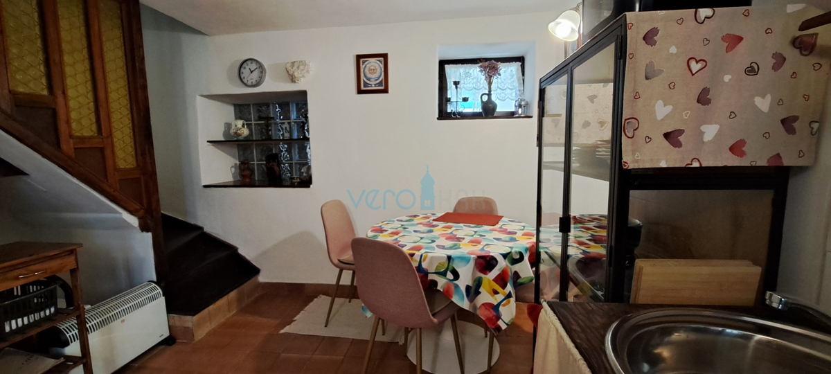 Otok Krk, Omišalj, šarmantna vrstna hiša v stari mestni jedri, pogled, prodaja