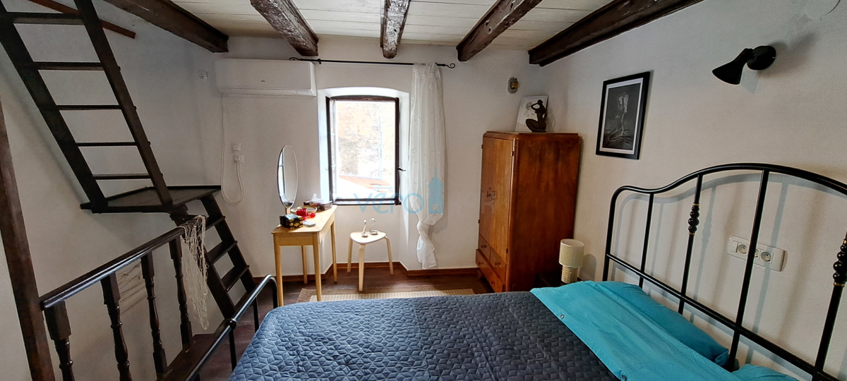 Otok Krk, Omišalj, šarmantna vrstna hiša v stari mestni jedri, pogled, prodaja
