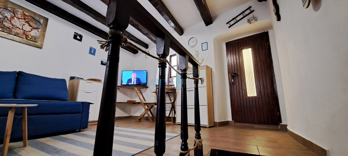 Otok Krk, Omišalj, šarmantna vrstna hiša v stari mestni jedri, pogled, prodaja