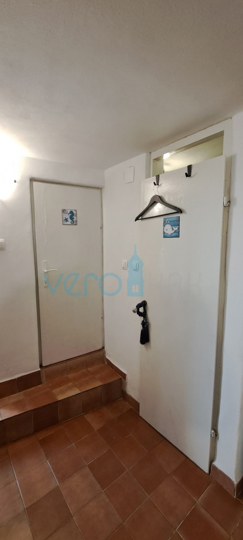 Otok Krk, Omišalj, šarmantna vrstna hiša v stari mestni jedri, pogled, prodaja