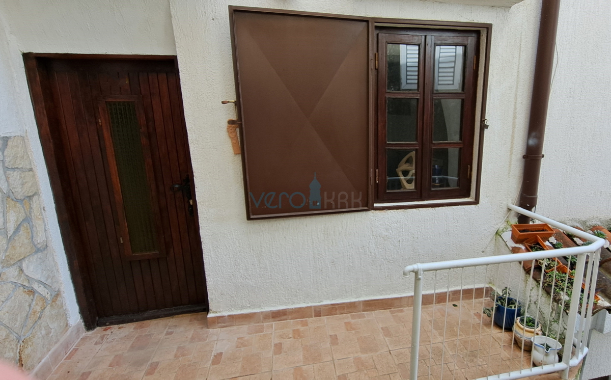 Otok Krk, Omišalj, šarmantna vrstna hiša v stari mestni jedri, pogled, prodaja