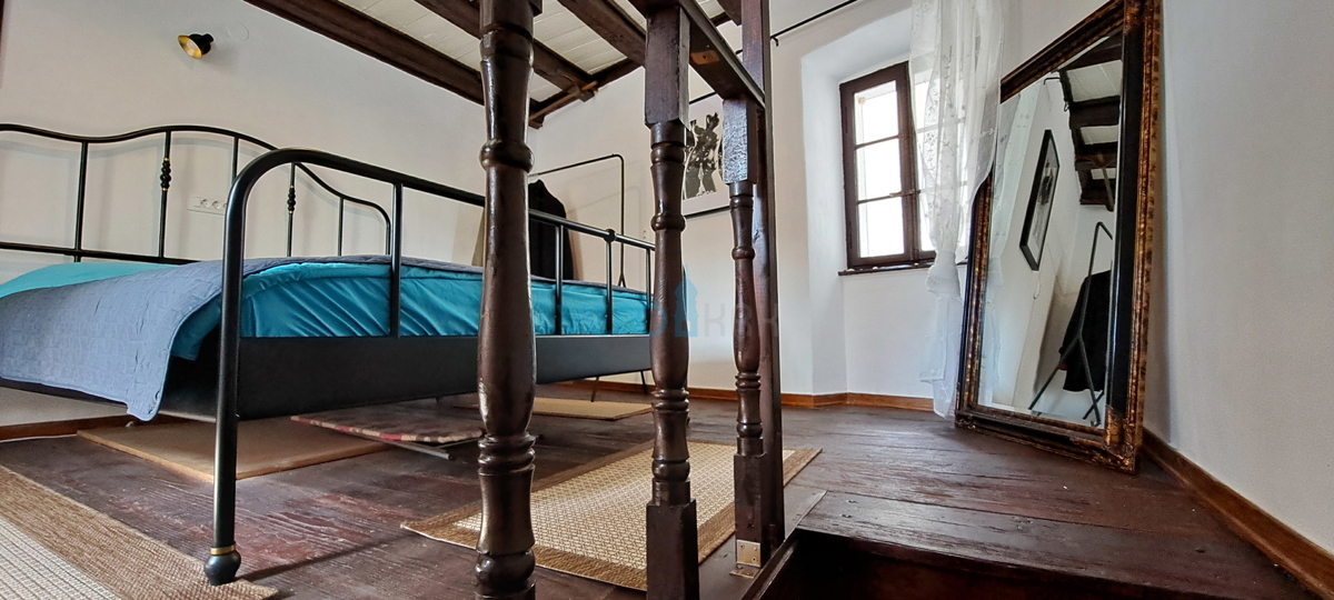 Otok Krk, Omišalj, šarmantna vrstna hiša v stari mestni jedri, pogled, prodaja