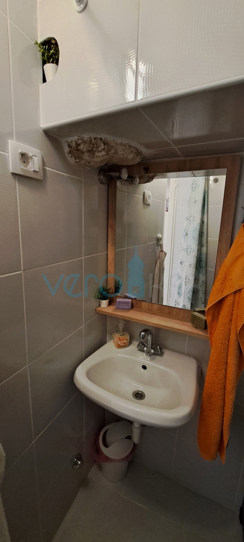 Otok Krk, Omišalj, šarmantna vrstna hiša v stari mestni jedri, pogled, prodaja