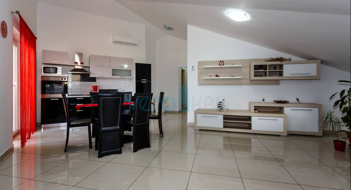 Otok Krk, Vrbnik, Mansardni apartma 90m2 s pogledom na morje, prodamo