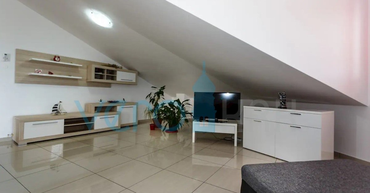 Otok Krk, Vrbnik, Mansardni apartma 90m2 s pogledom na morje, prodamo